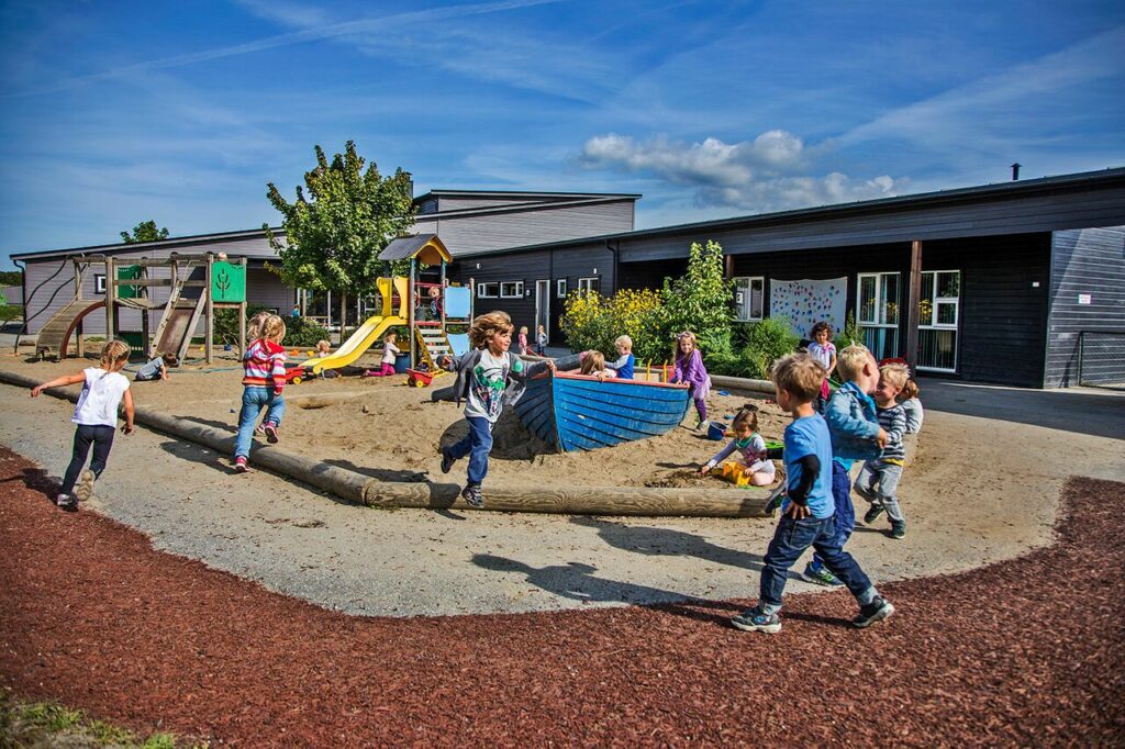 Bilde av barn som leker ute