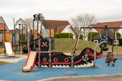 Bilde av barn som leker ute