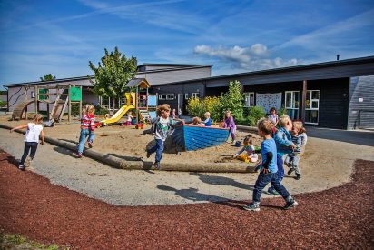 Bilde av barn som leker ute