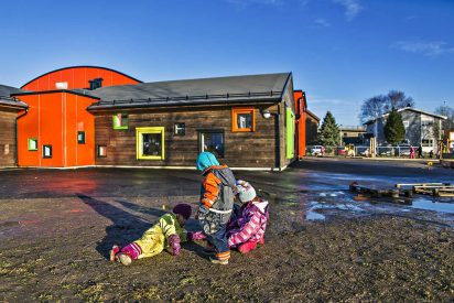 Bilde av barn som leker ute