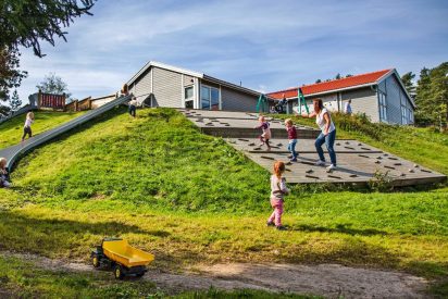 Bilde av barn som leker ute