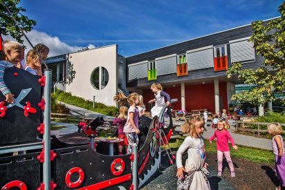 Bilde av barn som leker ute