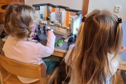 avdeling-revehiet_to-barn-som-leker-med-Playmo-med-ryggen-til