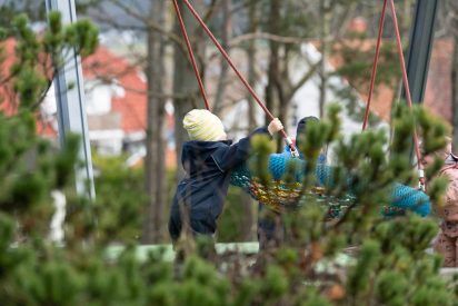 Bilde av barn som leker med en huske
