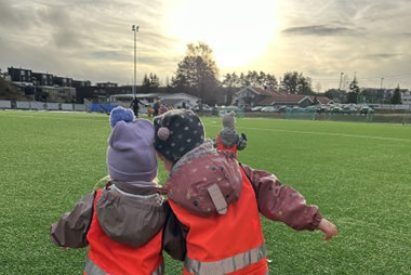 Bilde av barn som går på kunstgresset